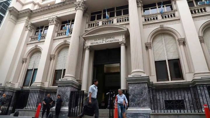 El Banco Central debió vender USD 379 millones en el mercado para frenar la presión sobre el dólar