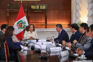 Alito Moreno se reúne con Dina Boluarte en Perú en medio de la crisis con Sheinbaum