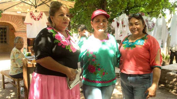 Visita doctora Karla Córdova González a maestras y alumnas del curso de bordado en Vícam