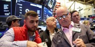 Los bonos argentinos suben 3% en Wall Street y el riesgo país quedó a punto de perforar el piso de 1.000 puntos básicos