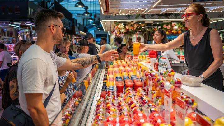 La Boqueria intenta frenar la venta de zumos, paellas y brochetas que tanto gustan a los turistas