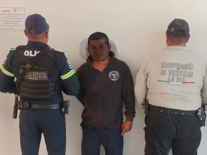 MECÁNICO DIJO SER «PERIODISTA» PARA EVITAR REVISIÓN DE AUTO SIN PLACAS; QUEDO DETENIDO.
