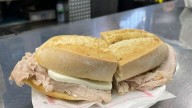 Sirven más 800 bocadillos diarios: así se hace el bocata que muchos consideran el más mítico de Canarias