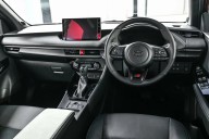 Hay un nuevo Toyota Yaris híbrido: incluye carrocería sedán y versión deportiva