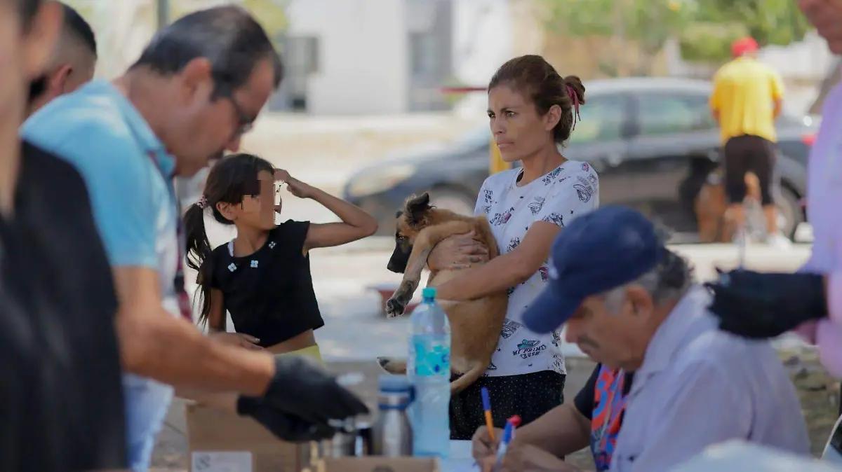 Salud Municipal de Gómez Palacio lleva brigada de vacunación de mascotas a Las Agavias