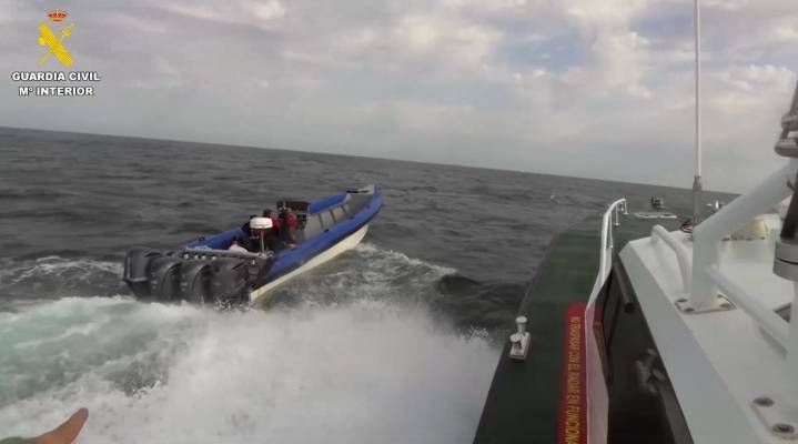 Muere el ocupante de una narcolancha tras colisionar con la Guardia Civil