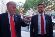 Trump, increpado mientras celebra el primer mes desde su ‘toma’ de Washington: “¡Eres el Hitler de nuestro tiempo!”