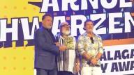 Arnold Schwarzenneger, a Álex de la Iglesia en el cierre de la Comic