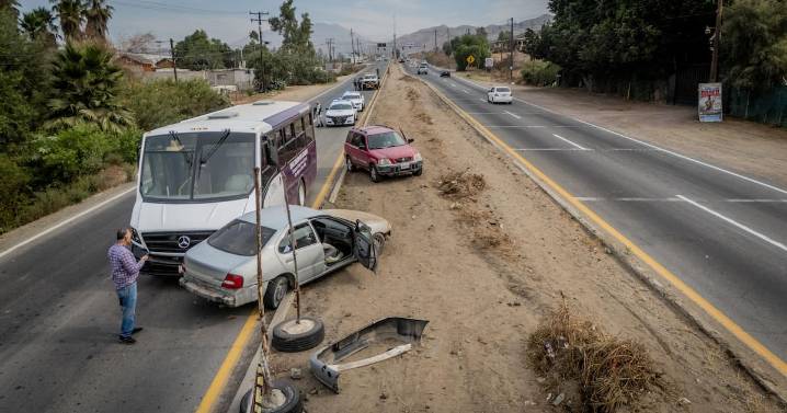 Choca transporte violeta contra vehículo