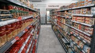 El aumento de hurtos durante el verano obliga a los supermercados españoles a poner alarmas en los chicles