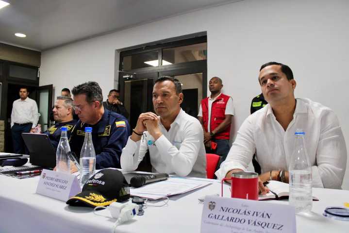 En rueda de prensa Ministro de Defensa Pedro Sánchez y cúpula militar anuncian medidas para garantizar la seguridad en las islas 