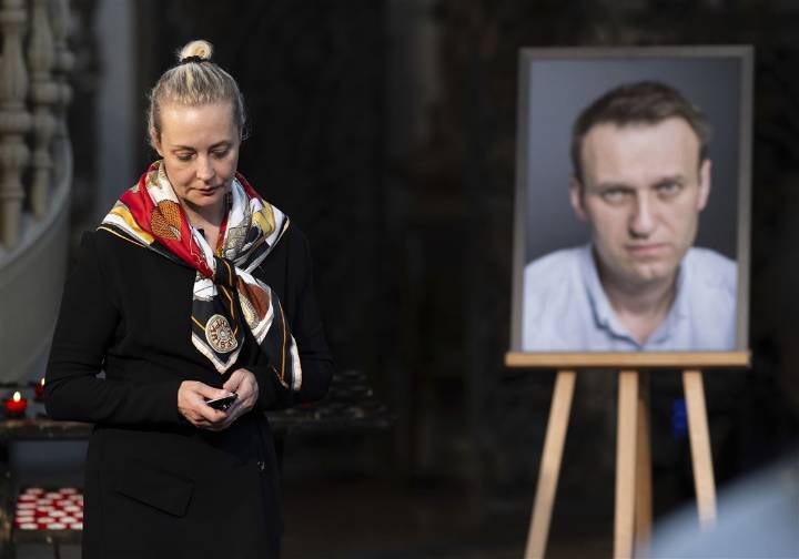 Alexei Navalny's widow says lab reports show her husband was poisoned