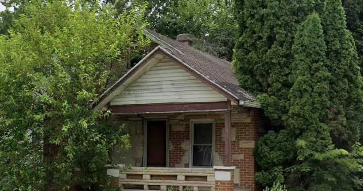 'We took a tour of a home on sale and called the police after taking one step inside'
