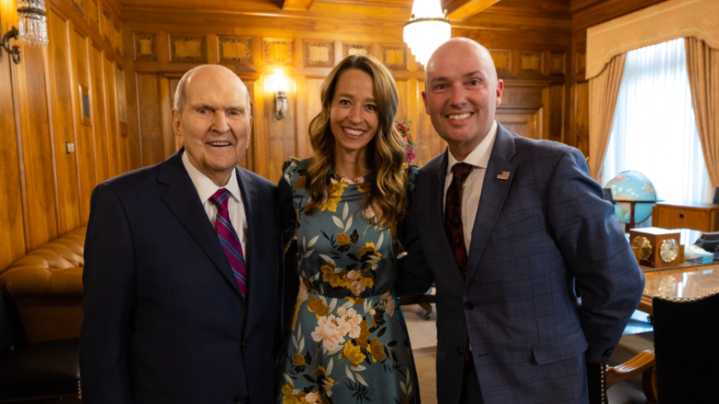 First Lady Abby Cox receives Distinguished Service Award from USU