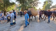 Cientos de vecinos de Monachil participan vestidos de segadores en la tradicional Fiesta de la Trilla