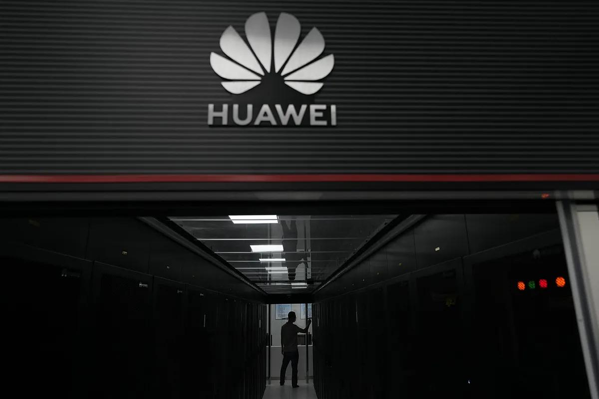 La Comisión Europea advierte a España de que el contrato de Huawei con la UCO "aumenta el riesgo de injerencia extranjera"