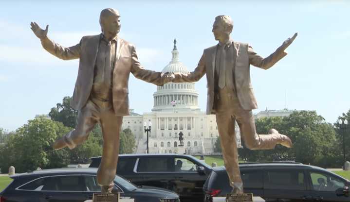 La provocadora escultura de Donald Trump y Jeffrey Epstein dándose la mano