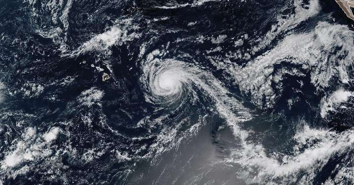 Huracán Kiko se debilita mientras avanza por el Pacífico hacia el norte de Hawai