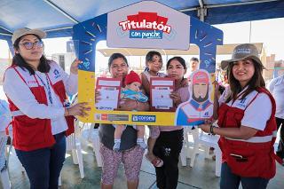 Entregan más de 1,200 títulos para familias de Nuevo Chimbote