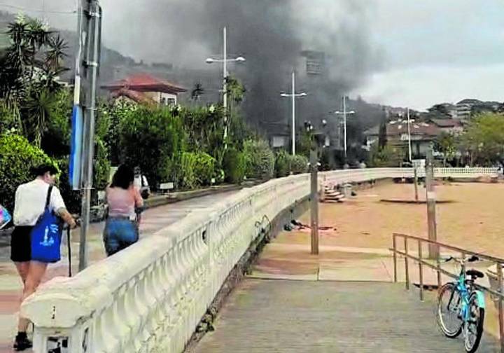 Un herido y un coche calcinado en el incendio de un garaje en Castro