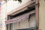 “Fuego entró a mitad del local”; explosión de transformador de CFE deja aceite derramado