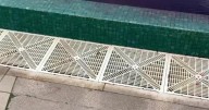 Activistas propalestinos arrojan tinta roja en la piscina de un hotel en Palmanova
