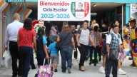 Con nervios y entre tráfico, miles de estudiantes regresan a las escuelas en Nuevo León