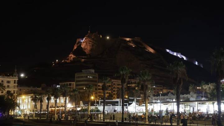 El castillo de Santa Bárbara se apaga y enciende: vecinos ironizan con su “modo discoteca”
