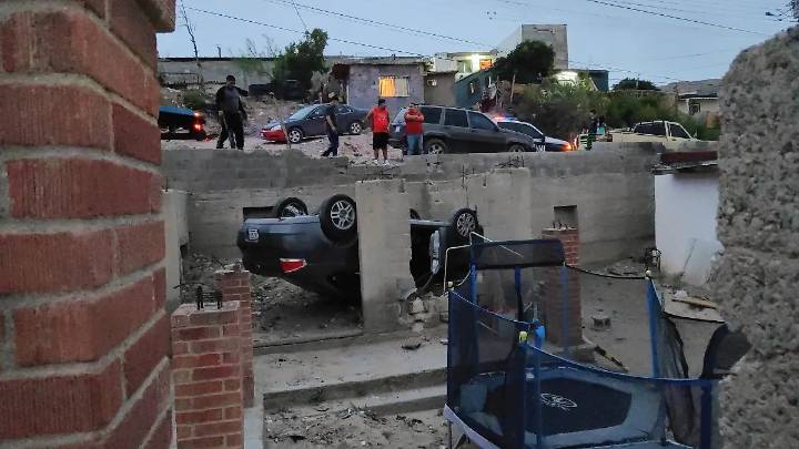 Cae vehículo al patio de una casa en la colonia Álvaro Obregón en Juárez