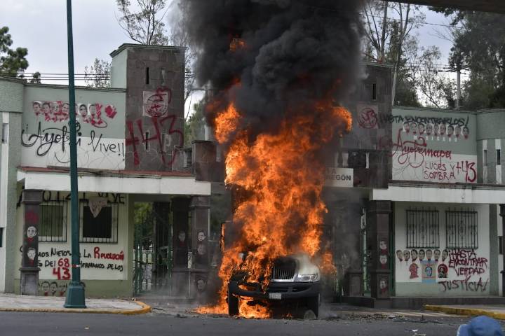 Las protestas por los desaparecidos de Ayotzinapa se recrudecen al derribar con un camión la puerta del Campo Militar 1