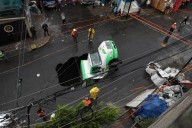 Socavón 'engulle' un camión de refrescos en Iztapalapa