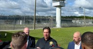 Florida abre centro de detención de inmigrantes “Deportation Depot” en una antigua prisión: Así luce por dentro