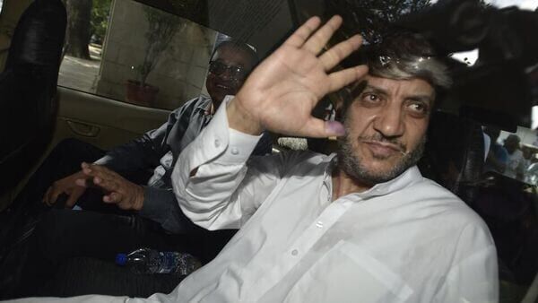 Furnish details of separatist leader Shabir Ahmed Shah's custody in other criminal cases: SC to NIA