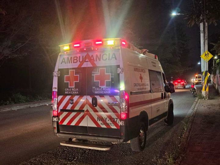 REGRESABAN DE UNA FIESTA Y SE LE ENREDÓ EL VESTIDO EN LA CADENA