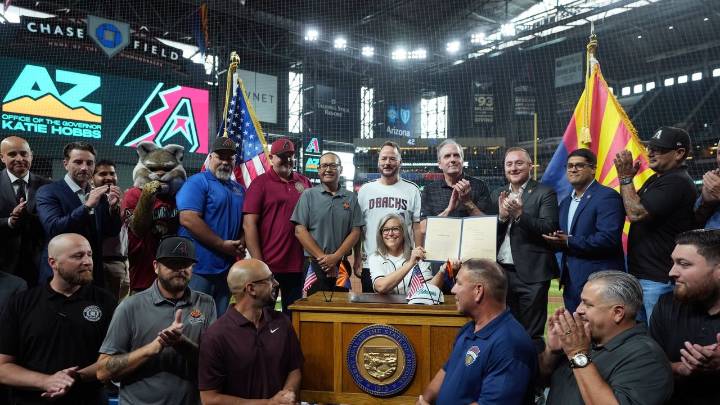 Diamondbacks to remain at Chase Field for 30 years after approval of renovation bill