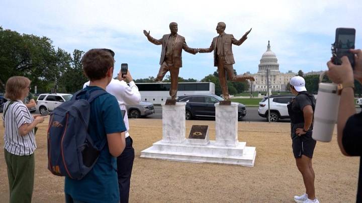 Colocan una estatua de Trump y Epstein de la mano frente al Capitolio