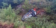 Vuelca camioneta oficial en la Mixteca; un muerto