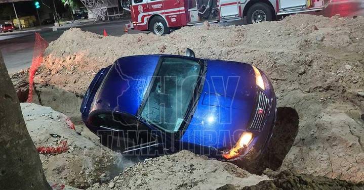 Muchacho ebrio cae en zanja con todo y auto en Nuevo Laredo