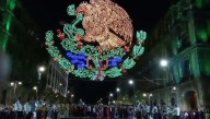 Encienden alumbrado decorativo por las fiestas patrias en el Zócalo