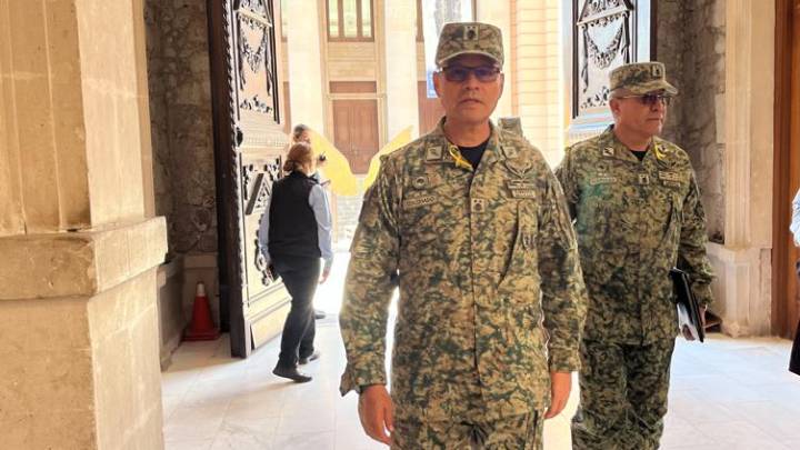 Acuden generales a Palacio tras reunión de Maru en SEDENA