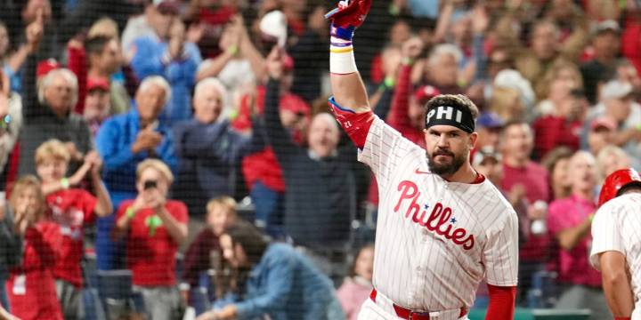 Kyle Schwarber reaches 50