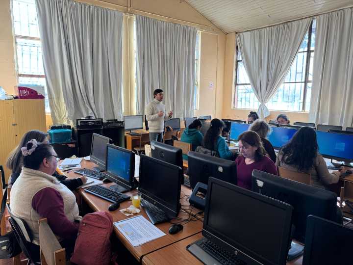 Mujeres Jefas de Hogar de Colbún y Yerbas Buenas refuerzan sus habilidades en Alfabetización Digital