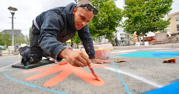 Work begins on huge new artwork at iconic city centre location