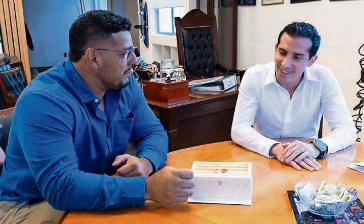 Uziel Muñoz agradecido por aumento en su beca; destaca que es recompensa a su esfuerzo