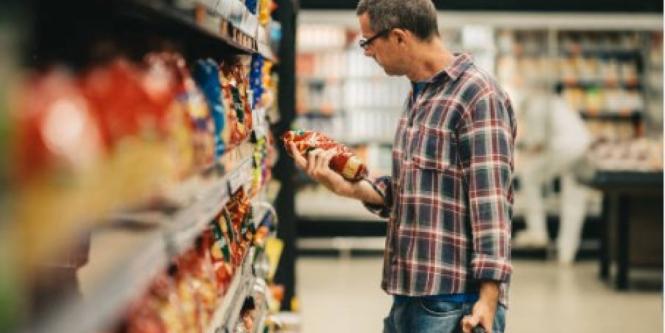 Confianza del consumidor cae en agosto, aunque sigue por encima de 2024 