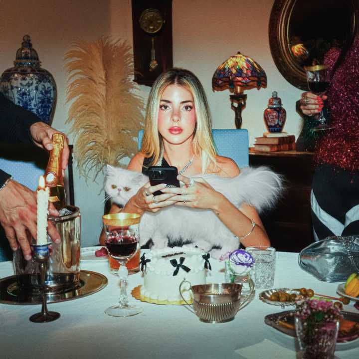 Corina Smith lanza su nuevo álbum ‘menos triste más mami’