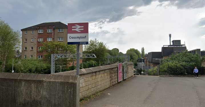 Cops hunt thugs who robbed teen and threatened to stab him at Glasgow train station
