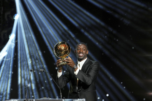 Ousmane Dembélé del PSG alza su primer Balón de Oro y Aitana Bonmatí encadena triplete de trofeos