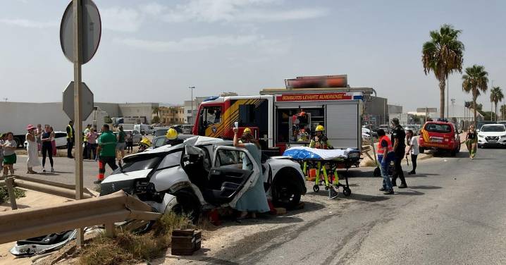 Dos heridos en un accidente múltiple en Pulpí, con un conductor atrapado