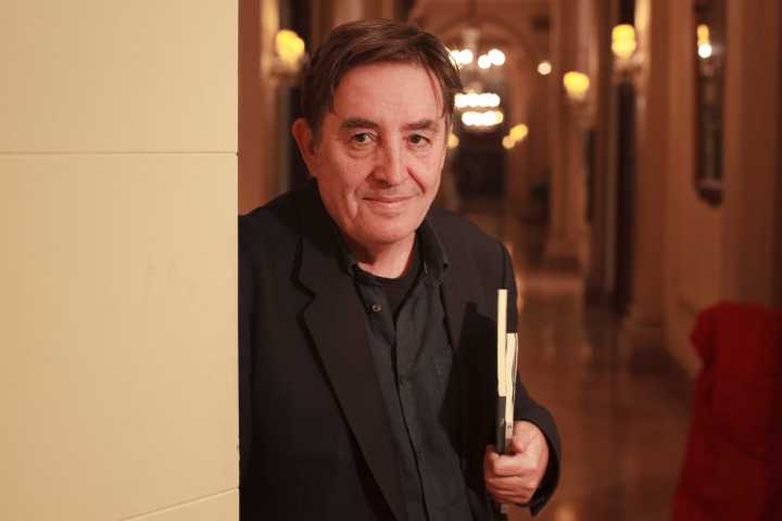 Luis García Montero: “Cuando uno escribe sabe todo lo que cabe en una palabra”